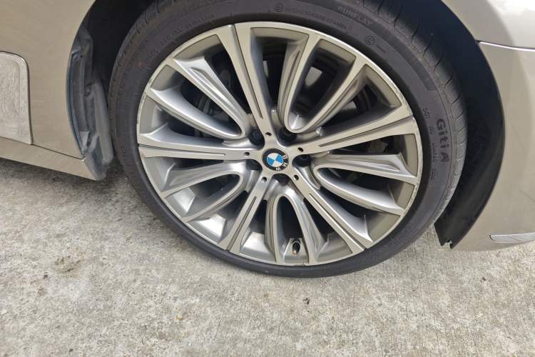Used BMW 7 Series 2018 740Li Leading Model Excellence Package Right Front Wheel Hub