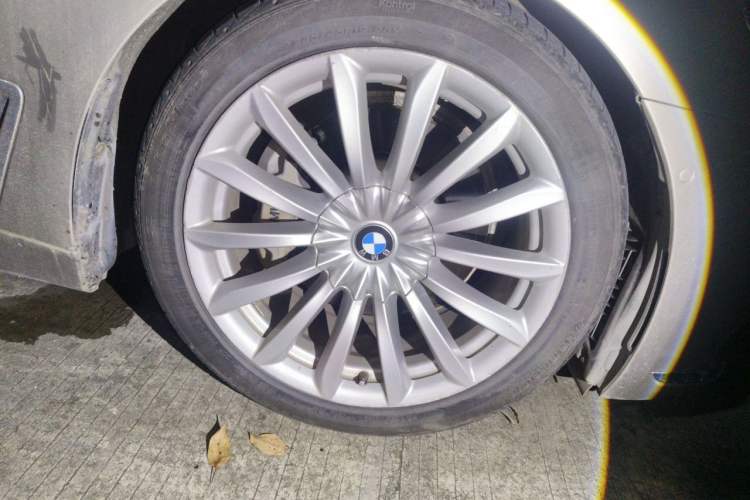 Used BMW 7 Series 2018 730Li Leading Model Excellence Package Right Front Wheel Hub