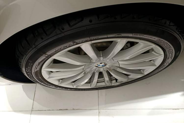 Used BMW 7 Series 2018 730Li Leading Model Excellence Package Right Rear Wheel Hub