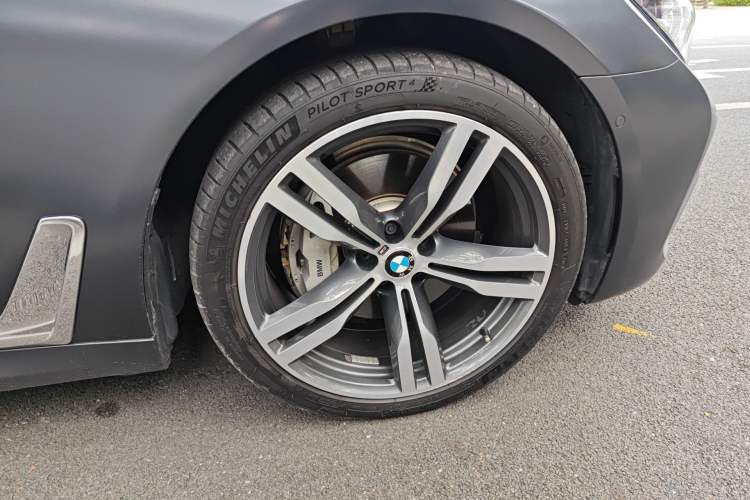 Used BMW 7 Series 2018 740Li xDrive Luxury Edition M Sport Package Black Flame Version Right Front Wheel Hub