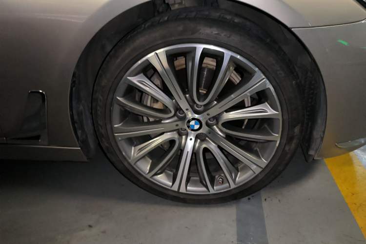 Used BMW 7 Series 2018 740Li Leading Model Excellence Package Right Front Wheel Hub