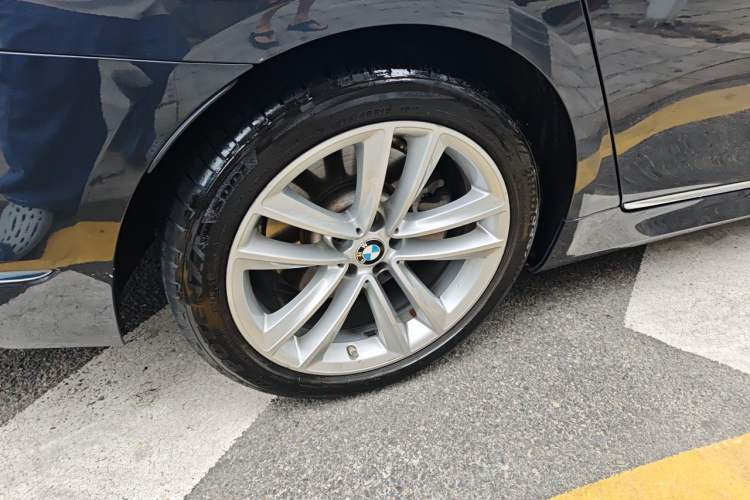 Used BMW 7 Series 2018 730Li Luxury Model Excellence Package Right Front Wheel Hub