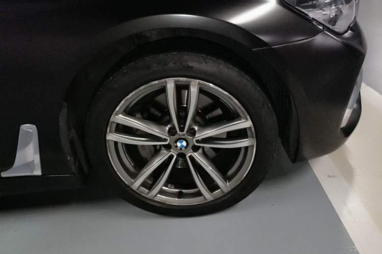 Used BMW 7 Series 2018 730Li Luxury Edition M Sport Package Right Front Wheel Hub