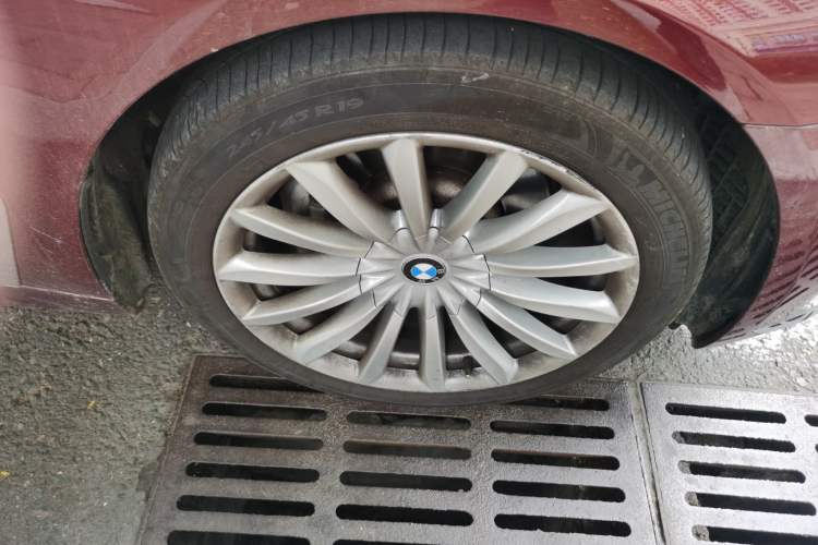 Used BMW 7 Series 2018 730Li Leading Model Excellence Package Right Front Wheel Hub