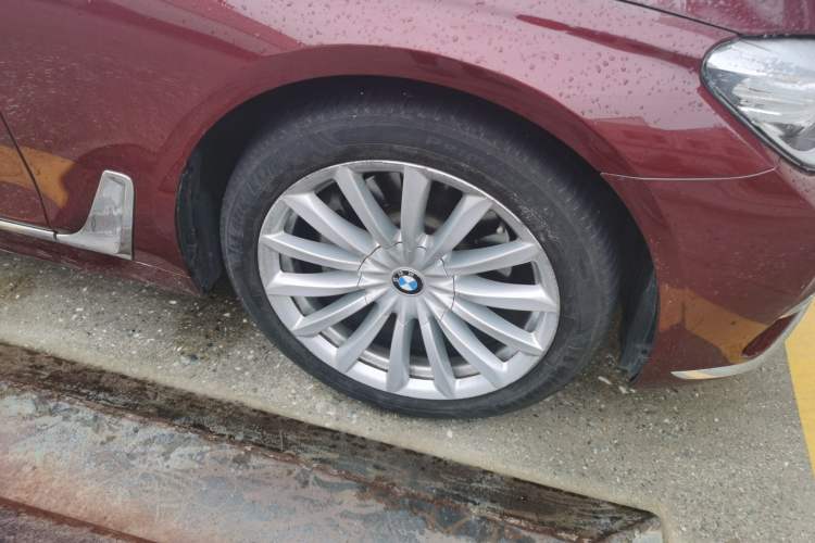 Used BMW 7 Series 2018 730Li Leading Model Excellence Package Right Front Wheel Hub