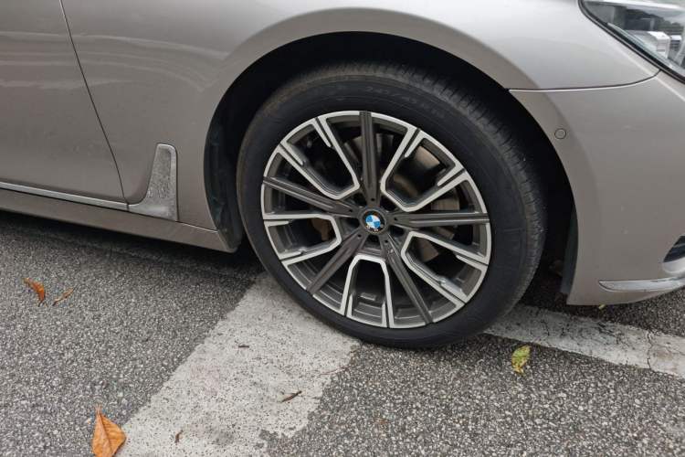 Used BMW 7 Series 2018 730Li Luxury Model Excellence Package Right Front Wheel Hub