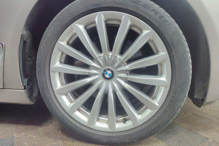Used BMW 7 Series 2018 730Li Luxury Model Excellence Package Right Front Wheel Hub