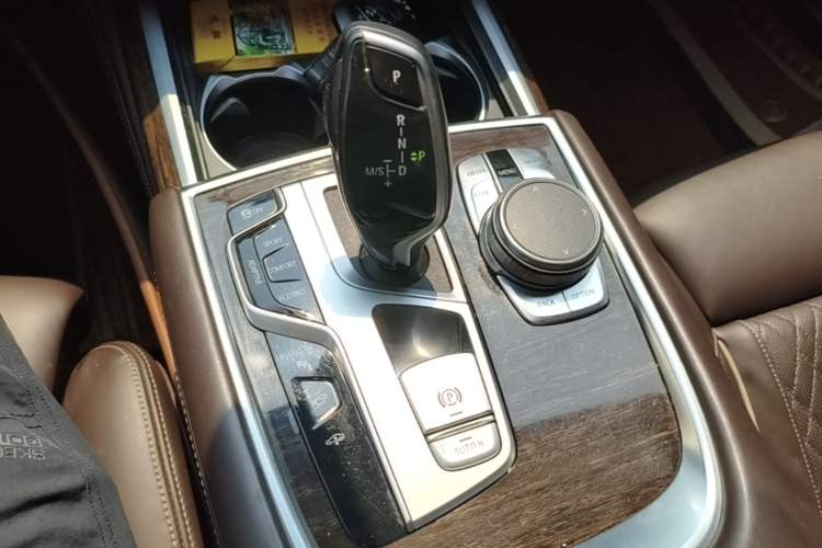 Used BMW 7 Series 2019 740Li Luxury Edition with Premium Package Gear Lever