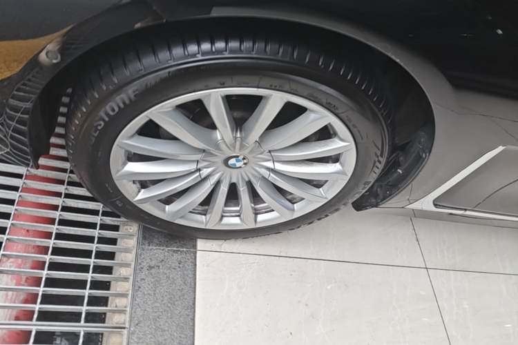 Used BMW 7 Series 2019 Updated 730Li Luxury Package Left Front Wheel Hub