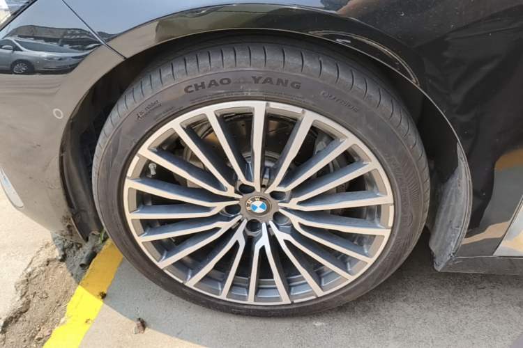 Used BMW 7 Series 2019 740Li Luxury Edition with Premium Package Left Front Wheel Hub