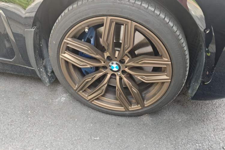 Used BMW 7 Series 2019 Restyled 740Li xDrive Executive M Sport Package Right Front Wheel Hub