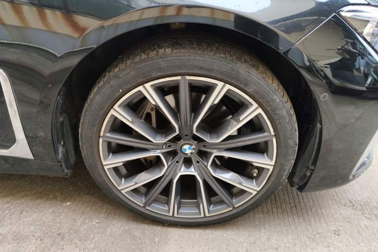 Used BMW 7 Series 2019 Restyled 740Li xDrive Executive M Sport Package Right Front Wheel Hub