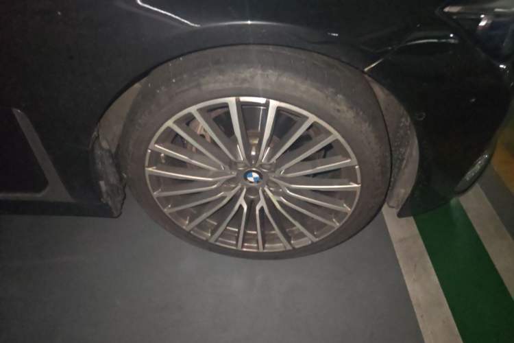 Used BMW 7 Series 2019 740Li Luxury Edition with Premium Package Right Front Wheel Hub
