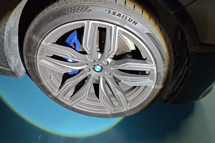 Used BMW 7 Series 2019 740Li xDrive Executive M Sport Package Right Front Wheel Hub