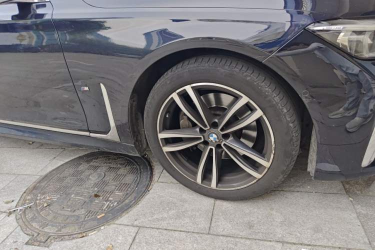 Used BMW 7 Series 2019 730Li M Sport Package Right Front Wheel Hub