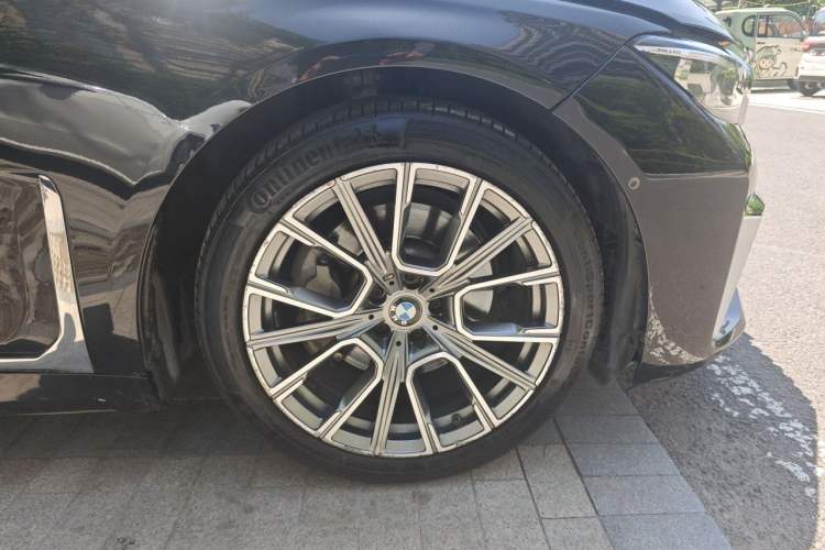Used BMW 7 Series 2019 730Li M Sport Package Right Front Wheel Hub