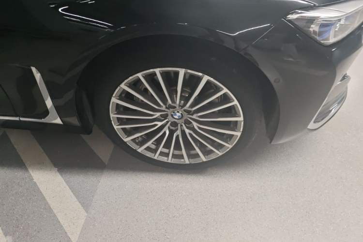 Used BMW 7 Series 2019 Updated 740Li Luxury Package Premium Edition Right Front Wheel Hub