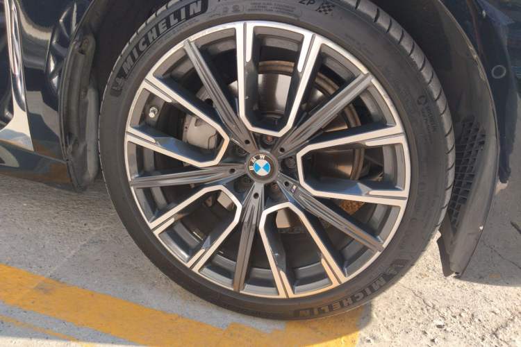 Used BMW 7 Series 2019 Restyled 740Li xDrive Executive M Sport Package Right Front Wheel Hub