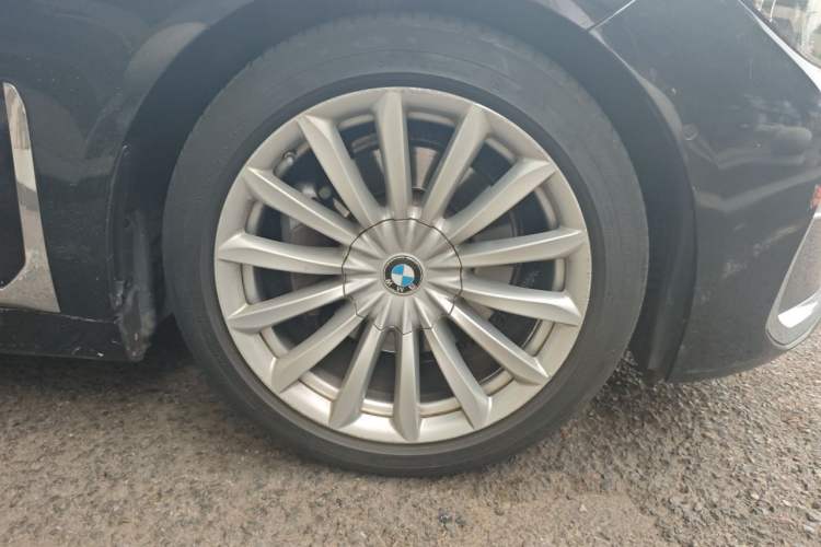 Used BMW 7 Series 2019 730Li Luxury Package Right Front Wheel Hub