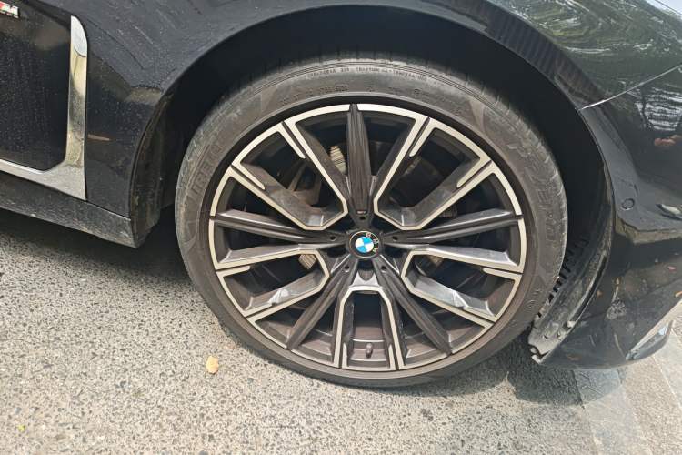 Used BMW 7 Series 2019 Restyled 740Li xDrive Executive M Sport Package Right Front Wheel Hub