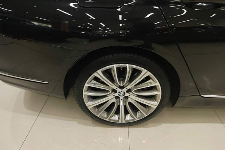 Used BMW 7 Series 2019 Restyled 740Li Leading Luxury Package Right Rear Wheel Hub