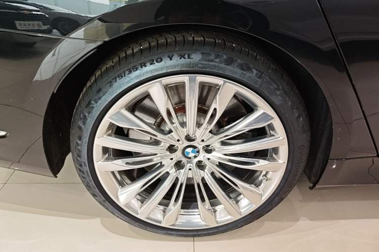 Used BMW 7 Series 2019 Refresh M760Li xDrive V12 Luxury Package Right Rear Wheel Hub