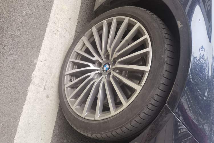 Used BMW 7 Series 2019 740Li Luxury Edition with Premium Package Right Front Wheel Hub
