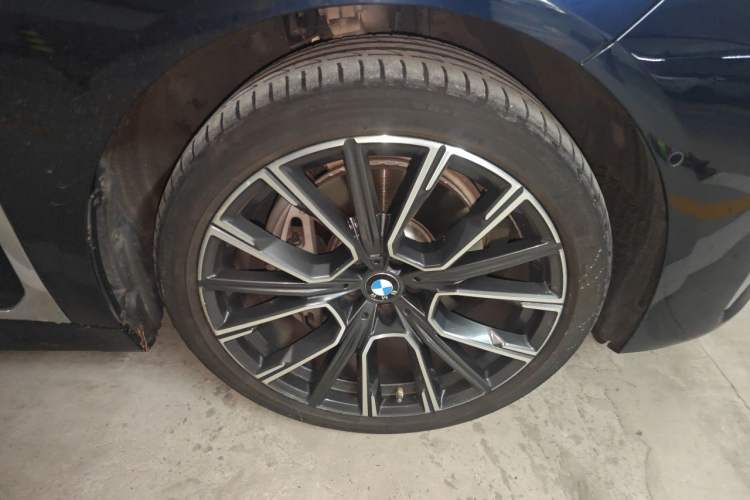 Used BMW 7 Series 2019 Restyled 740Li xDrive Executive M Sport Package Right Front Wheel Hub