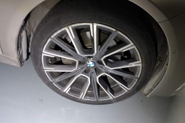 Used BMW 7 Series 2019 Restyled 740Li xDrive Executive M Sport Package Right Front Wheel Hub