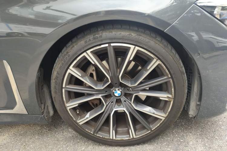 Used BMW 7 Series 2019 Restyled 740Li xDrive Executive M Sport Package Right Front Wheel Hub