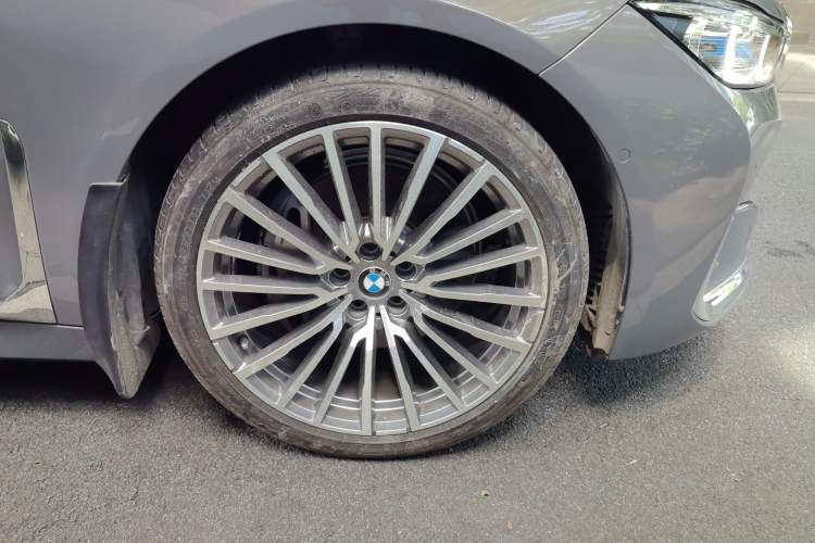 Used BMW 7 Series 2019 740Li Luxury Edition with Premium Package Right Front Wheel Hub