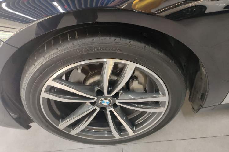 Used BMW 7 Series 2021 730Li M Sport Package Left Front Wheel Hub
