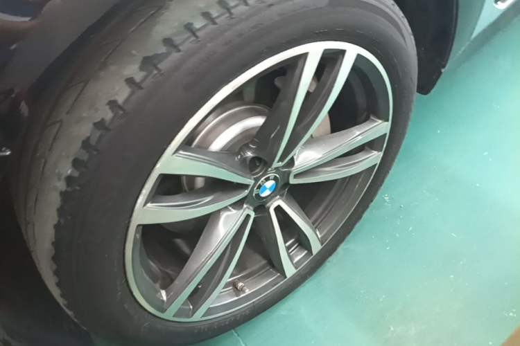 Used BMW 7 Series 2021 730Li M Sport Package Left Front Wheel Hub
