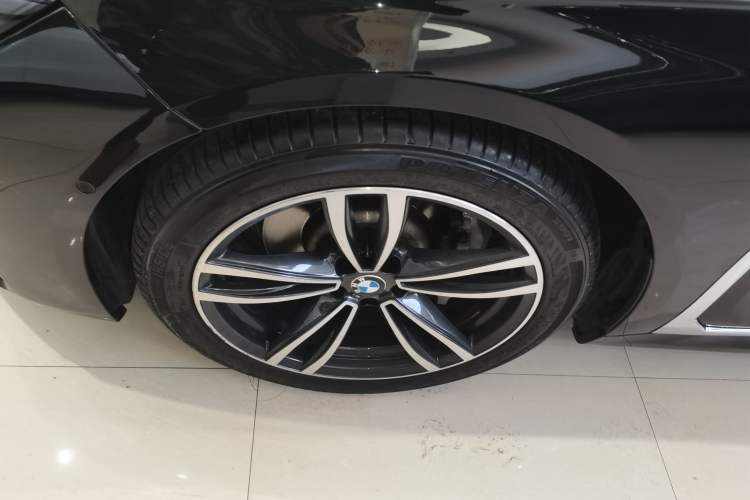 Used BMW 7 Series 2021 730Li M Sport Package Left Front Wheel Hub