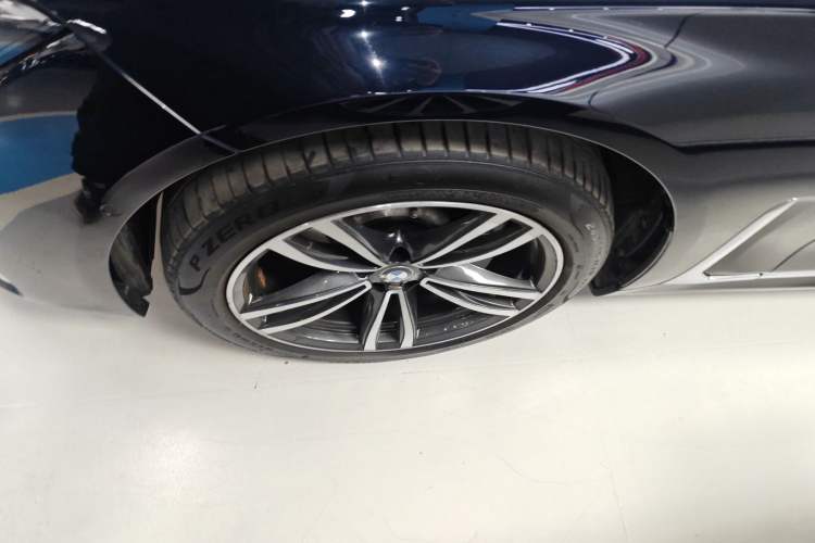 Used BMW 7 Series 2021 730Li M Sport Package Left Front Wheel Hub