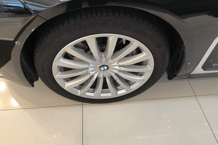 Used BMW 7 Series 2021 730Li Luxury Package Left Front Wheel Hub