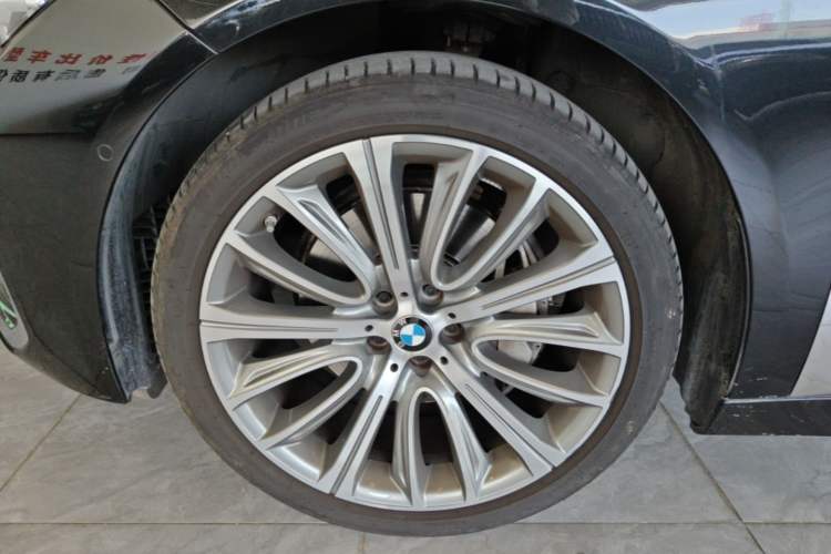 Used BMW 7 Series 2021 740Li Leading Edition Luxury Package Left Front Wheel Hub