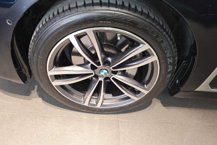 Used BMW 7 Series 2021 730Li M Sport Package Left Front Wheel Hub