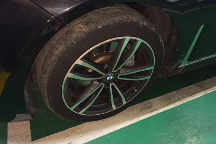 Used BMW 7 Series 2021 730Li M Sport Package Left Front Wheel Hub
