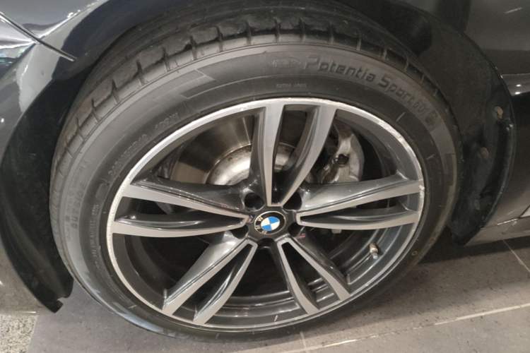 Used BMW 7 Series 2021 730Li M Sport Package Left Front Wheel Hub