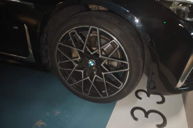 Used BMW 7 Series 2021 730Li M Sport Package Right Front Wheel Hub