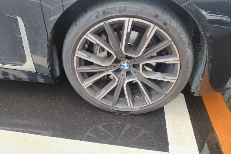 Used BMW 7 Series 2021 740Li Leading Model M Sport Package Right Front Wheel Hub