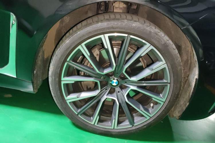 Used BMW 7 Series 2021 740Li xDrive Executive M Sport Package Right Front Wheel Hub