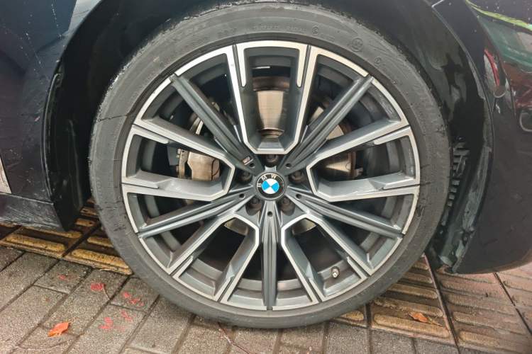 Used BMW 7 Series 2021 740Li Leading Model M Sport Package Right Front Wheel Hub
