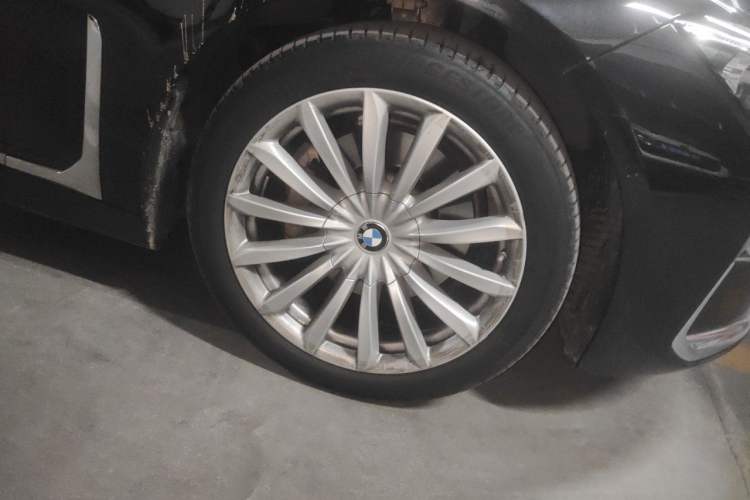 Used BMW 7 Series 2021 730Li Luxury Package Right Front Wheel Hub