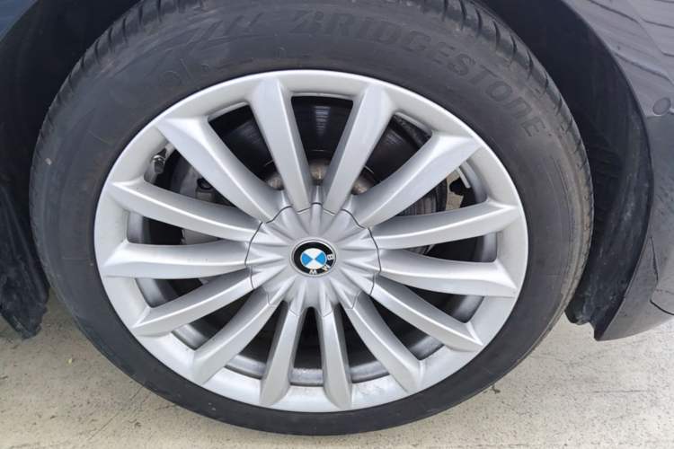 Used BMW 7 Series 2021 730Li Luxury Package Right Front Wheel Hub