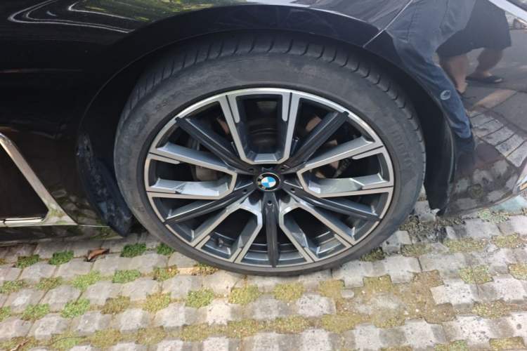 Used BMW 7 Series 2021 740Li Leading Model M Sport Package Right Front Wheel Hub
