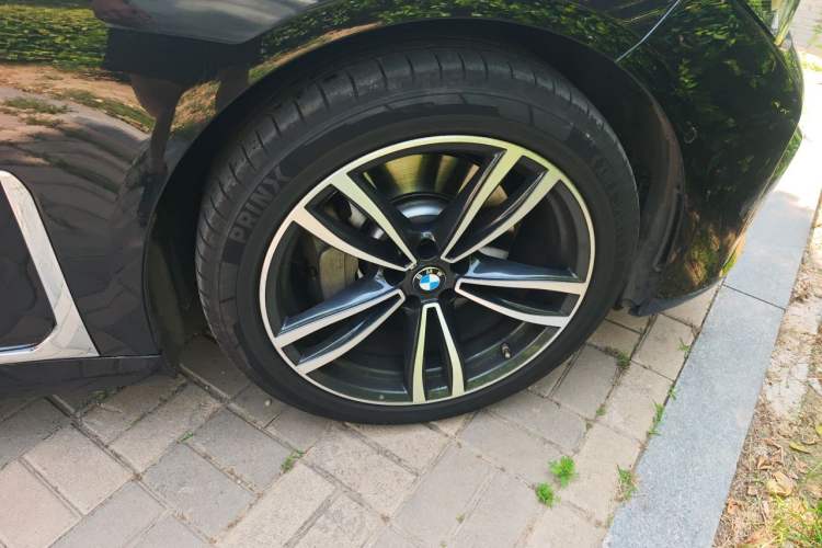 Used BMW 7 Series 2021 730Li M Sport Package Right Front Wheel Hub