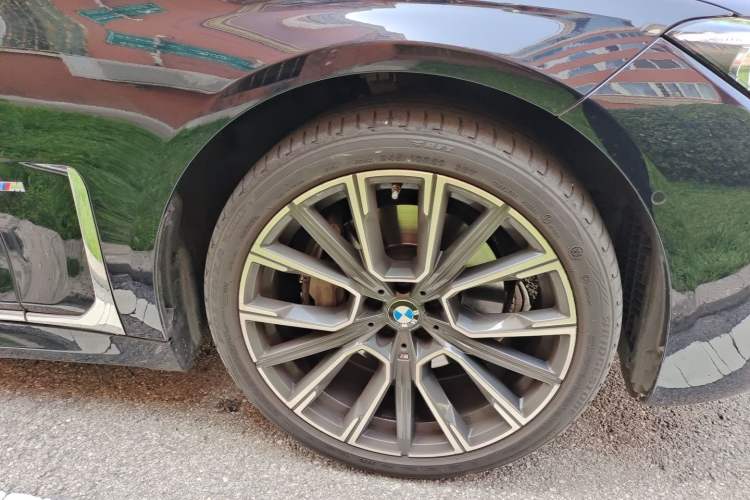Used BMW 7 Series 2021 740Li Leading Model M Sport Package Right Front Wheel Hub