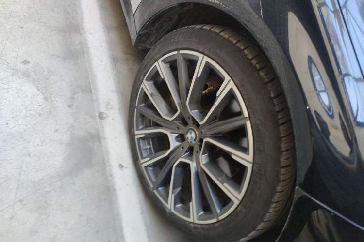 Used BMW 7 Series 2021 740Li Leading Model M Sport Package Right Front Wheel Hub